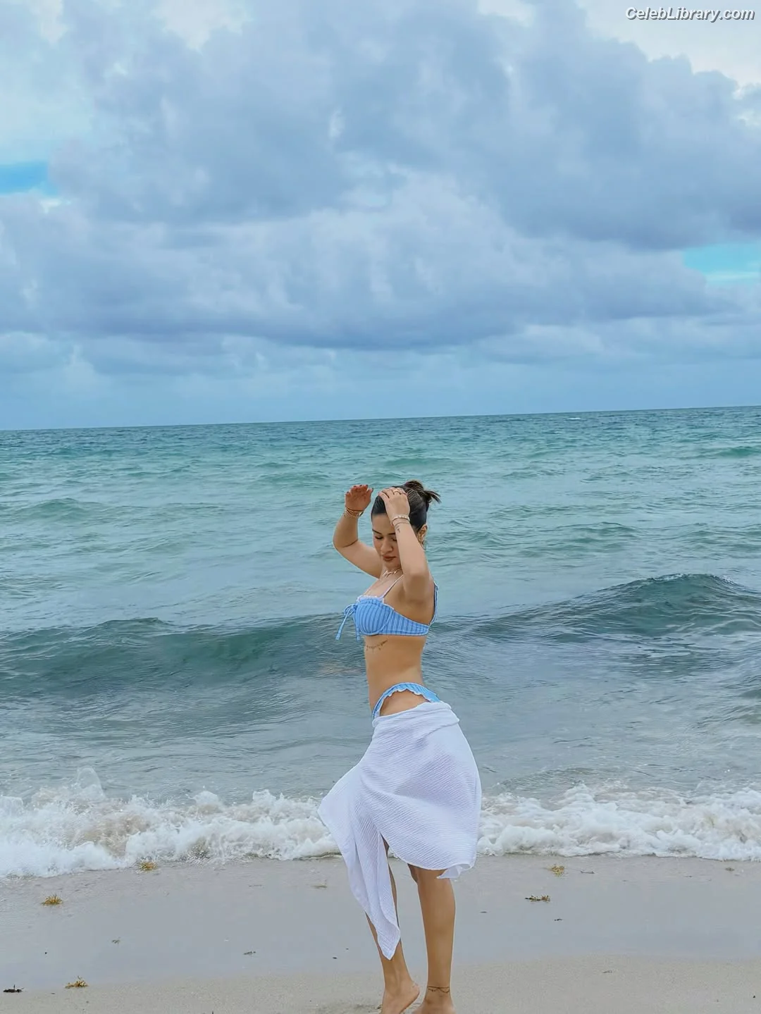 Avneet Kaur photo 4 of 1027