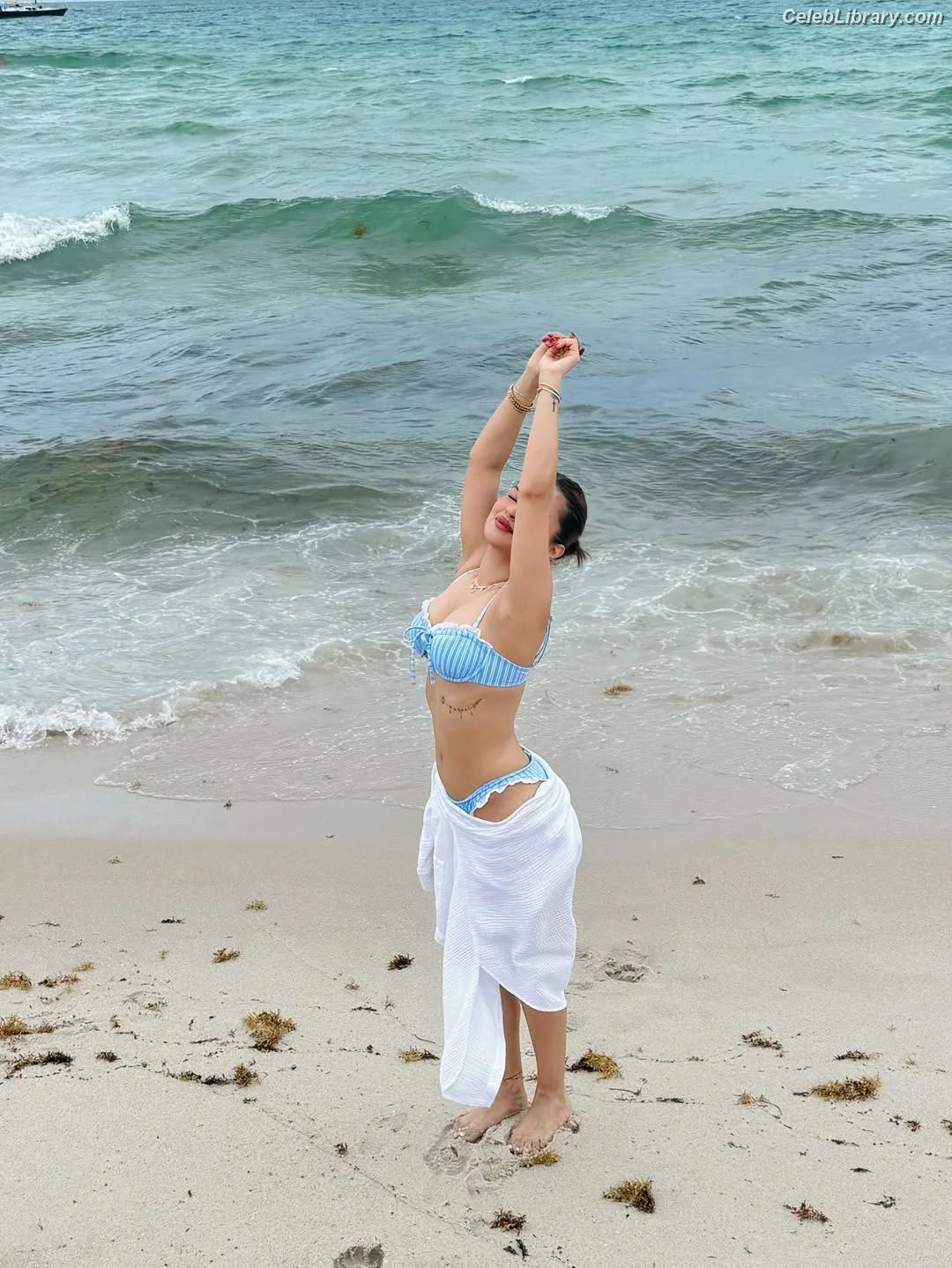 Avneet Kaur photo 14 of 1027