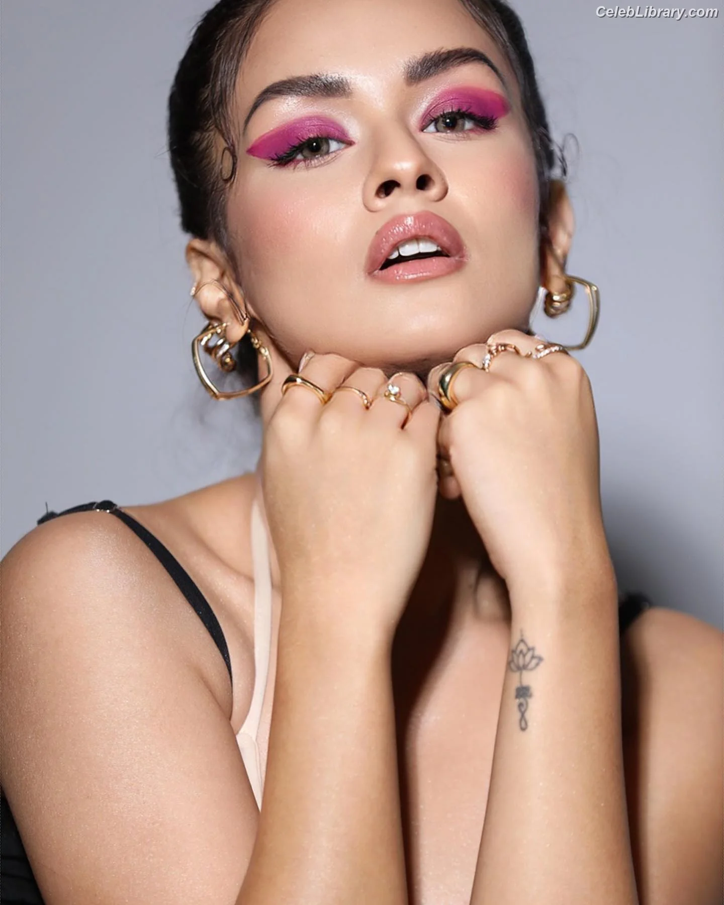 Avneet Kaur photo 3 of 1027