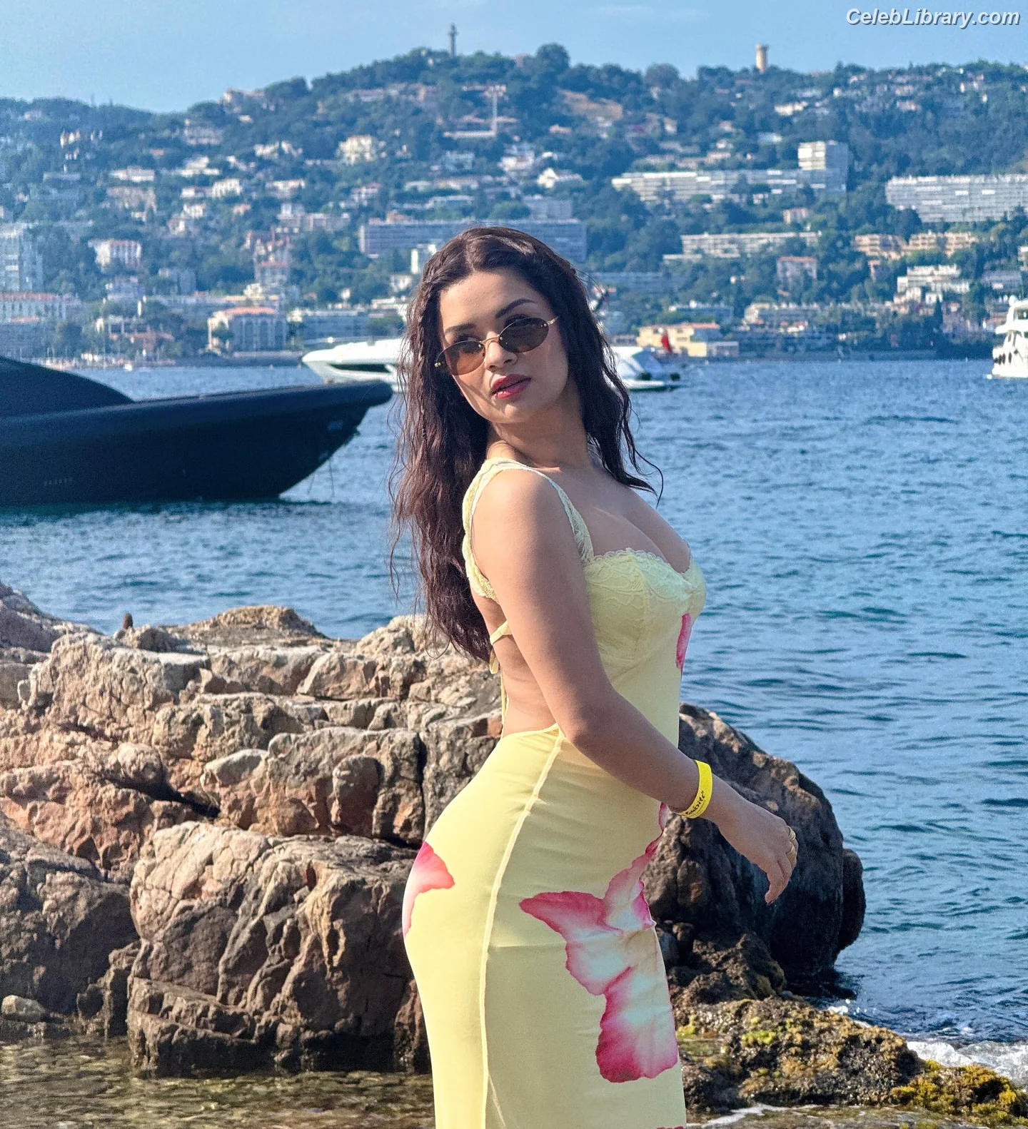 Avneet Kaur photo 2 of 1027