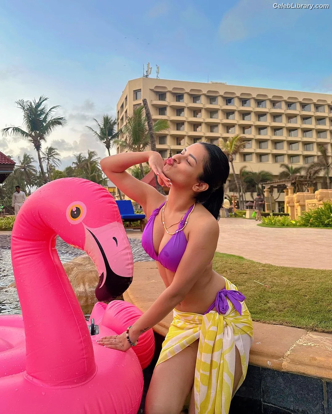 Avneet Kaur photo 3 of 1027