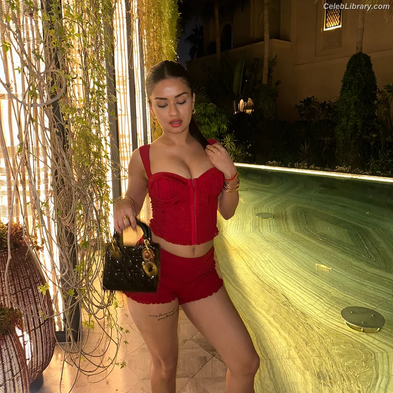 Avneet Kaur photo 6 of 1028