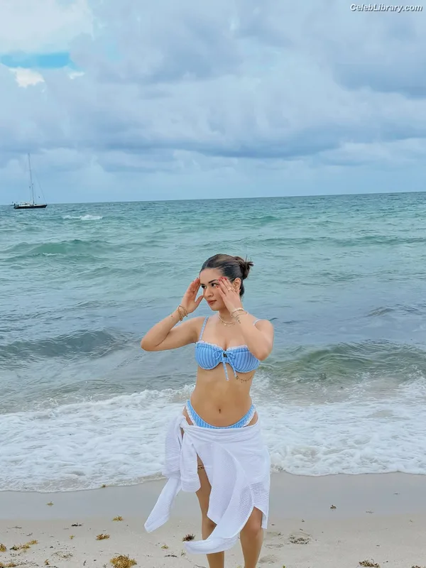 Avneet Kaur photo 2 of 1028