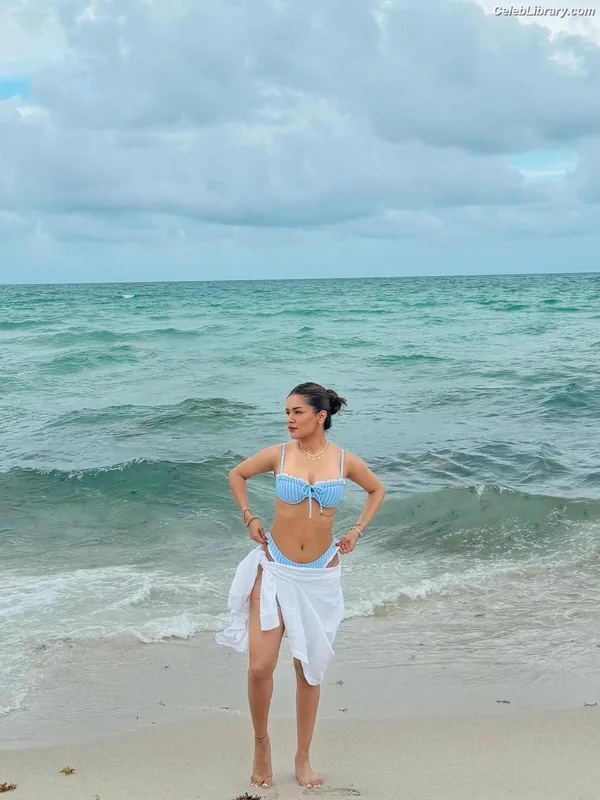 Avneet Kaur photo 7 of 1028