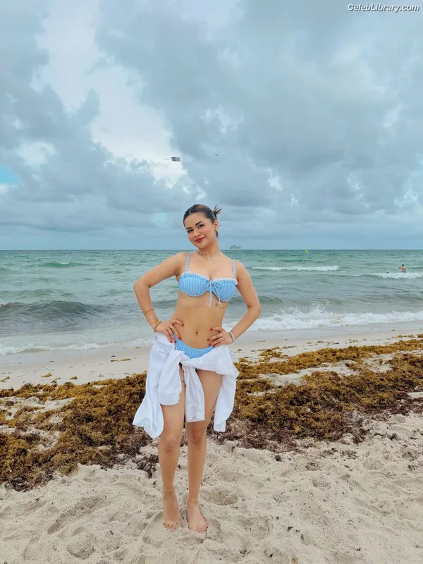 Avneet Kaur photo 9 of 1028