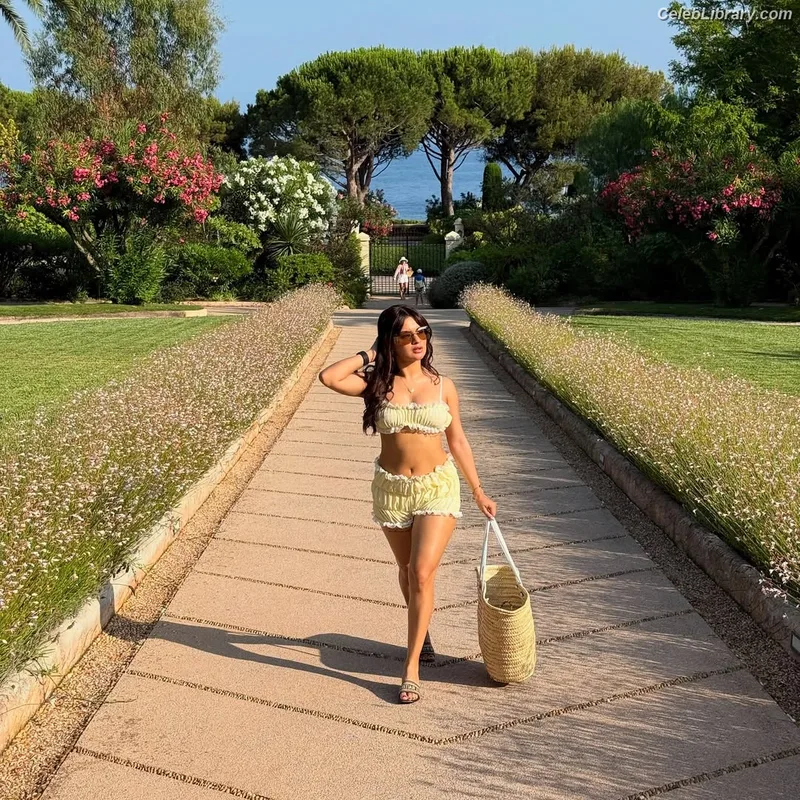 Avneet Kaur photo 3 of 1028