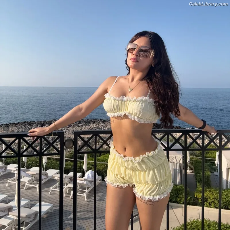 Avneet Kaur photo 4 of 1028