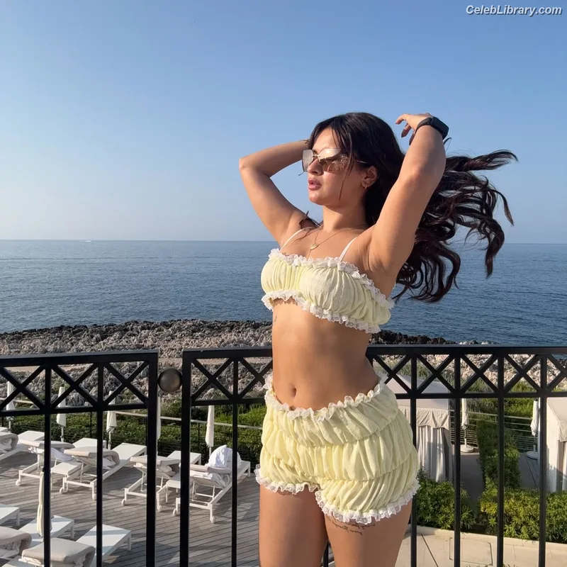Avneet Kaur photo 8 of 1028