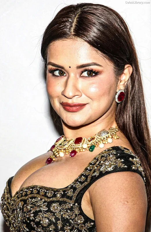 Avneet Kaur photo 5 of 1028