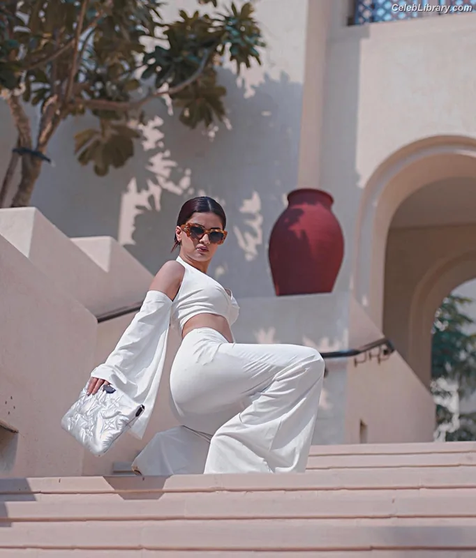 Avneet Kaur photo 3 of 1028