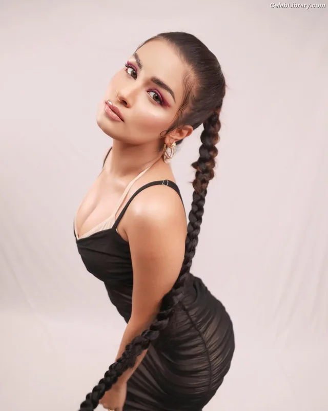 Avneet Kaur photo 2 of 1028