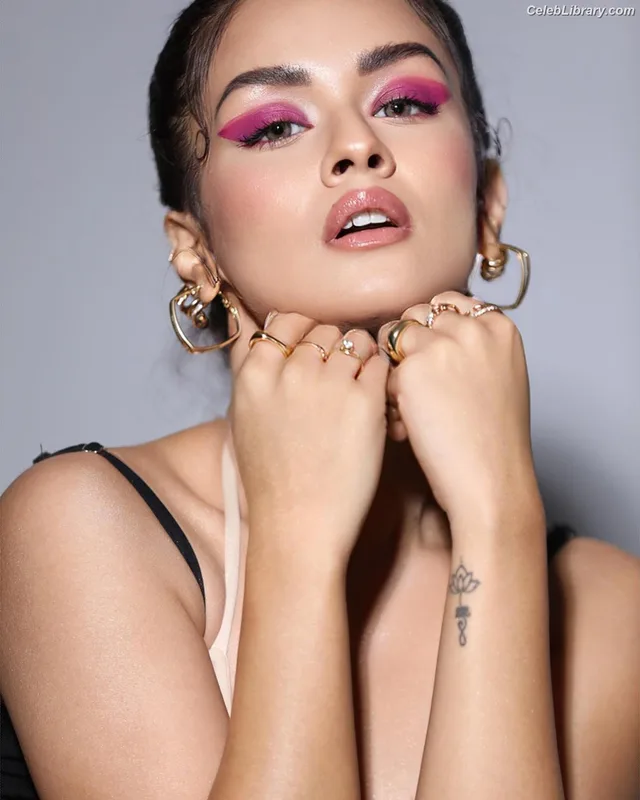 Avneet Kaur photo 3 of 1028