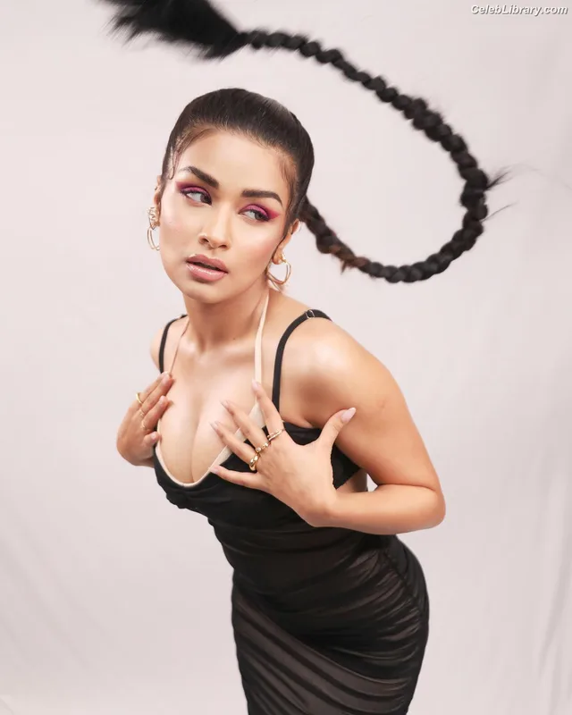 Avneet Kaur photo 4 of 1028