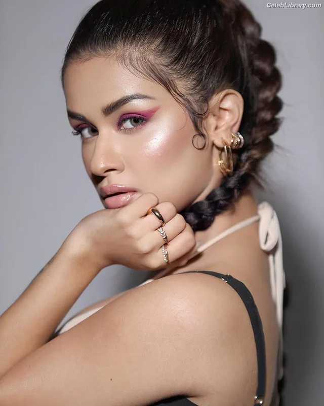 Avneet Kaur photo 6 of 1028