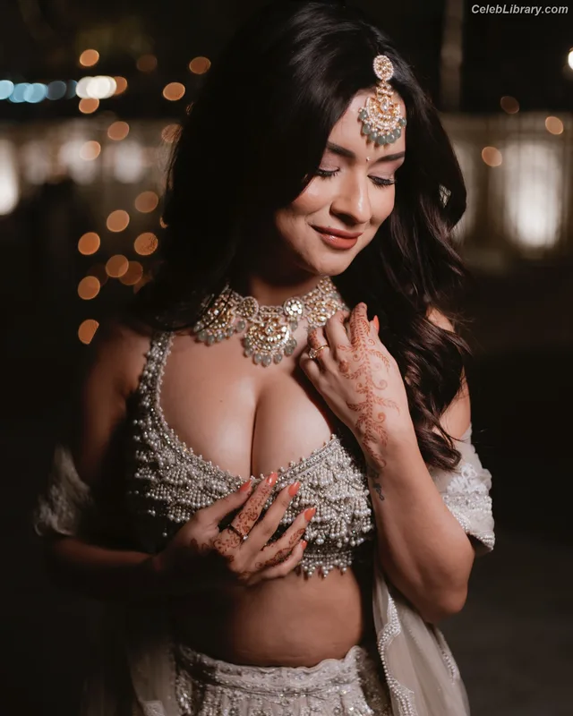 Avneet Kaur photo 24 of 1028