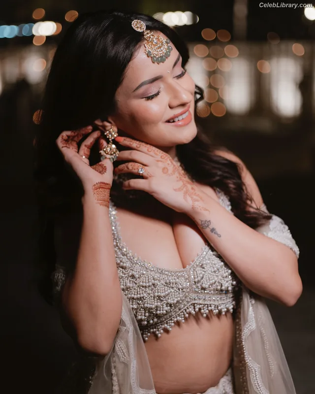 Avneet Kaur photo 1 of 1028