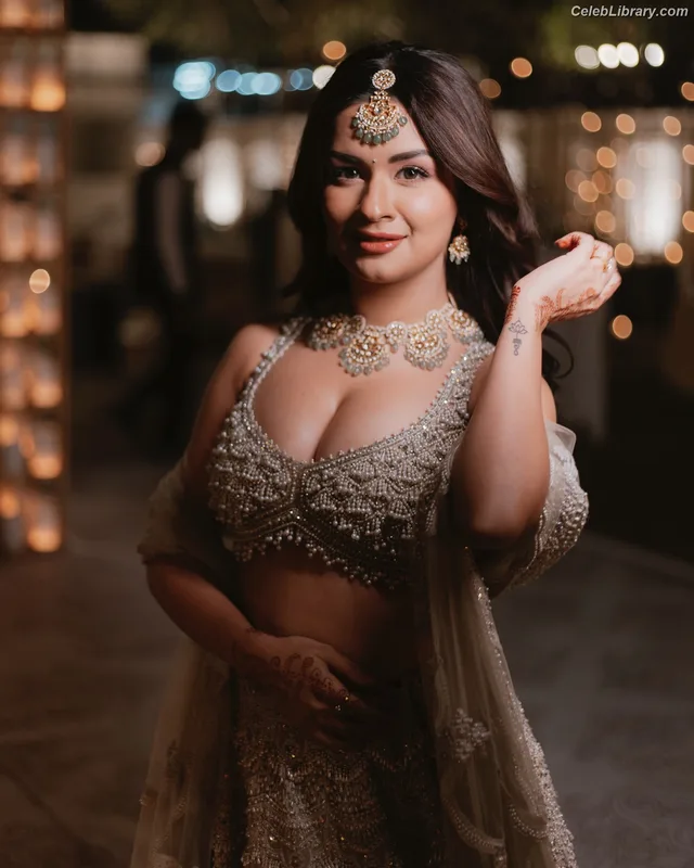 Avneet Kaur photo 2 of 1028
