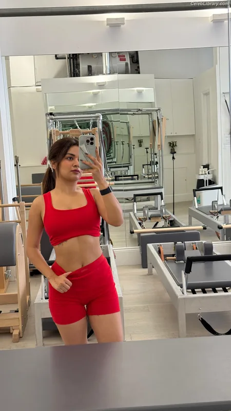 Avneet Kaur photo 3 of 1028