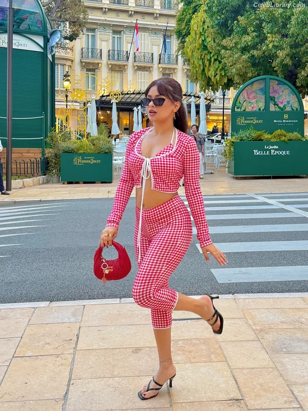 Avneet Kaur photo 14 of 1028