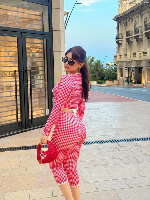 Avneet Kaur photo 16 of 1028