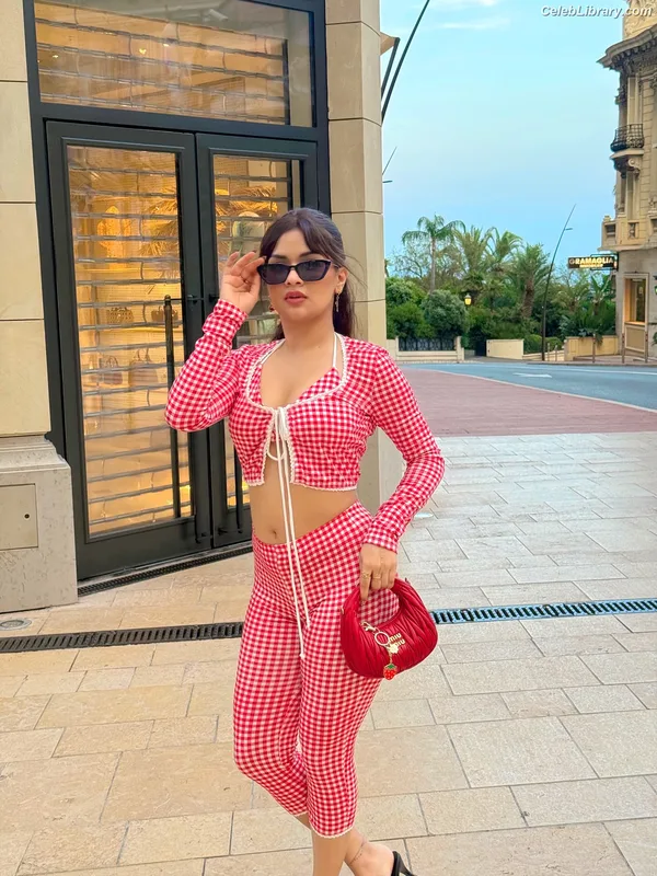 Avneet Kaur photo 24 of 1028