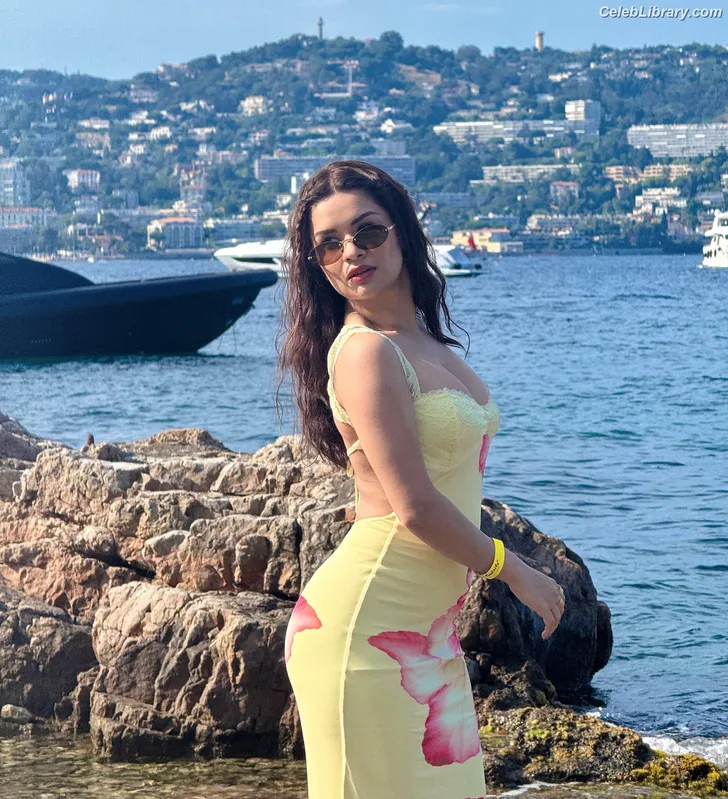 Avneet Kaur photo 2 of 1028