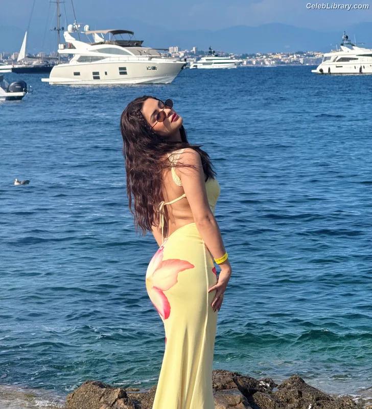 Avneet Kaur photo 7 of 1028