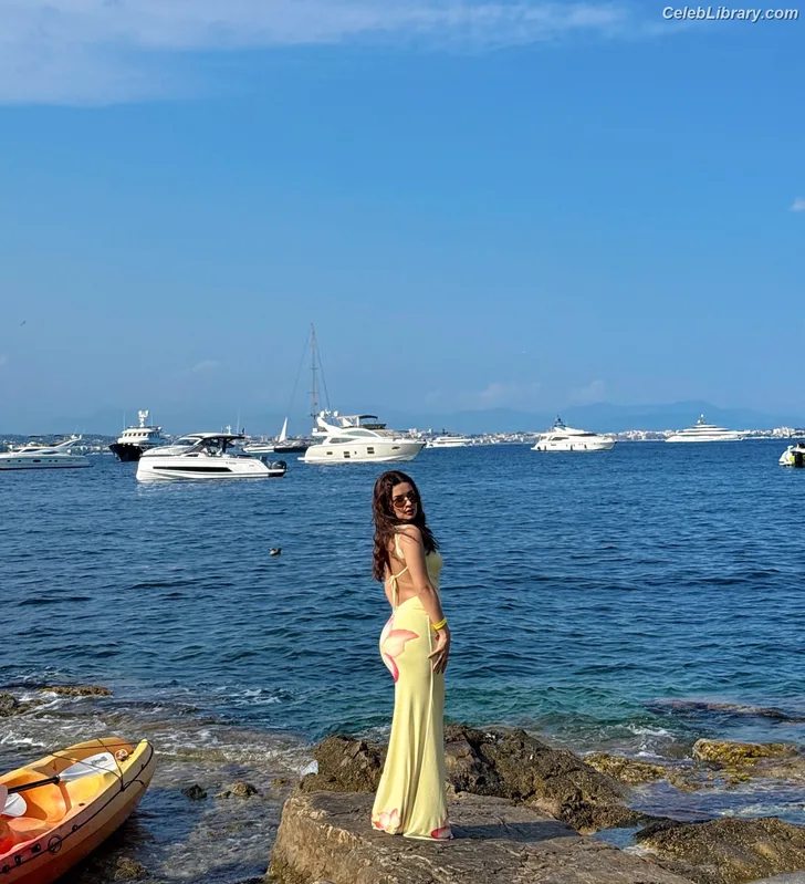 Avneet Kaur photo 12 of 1028