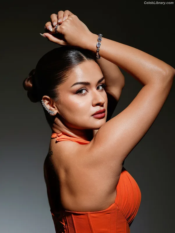 Avneet Kaur photo 3 of 1028