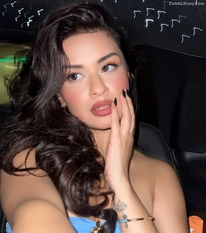 Avneet Kaur photo 3 of 1028
