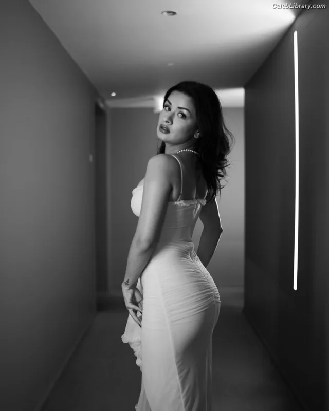 Avneet Kaur photo 7 of 1028