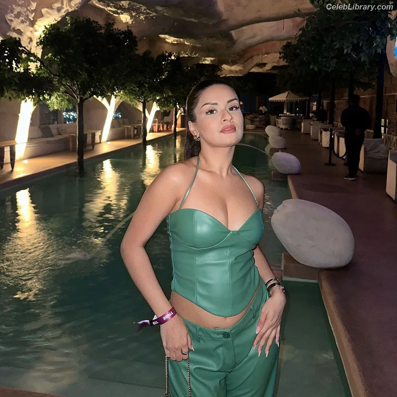 Avneet Kaur photo 14 of 1028