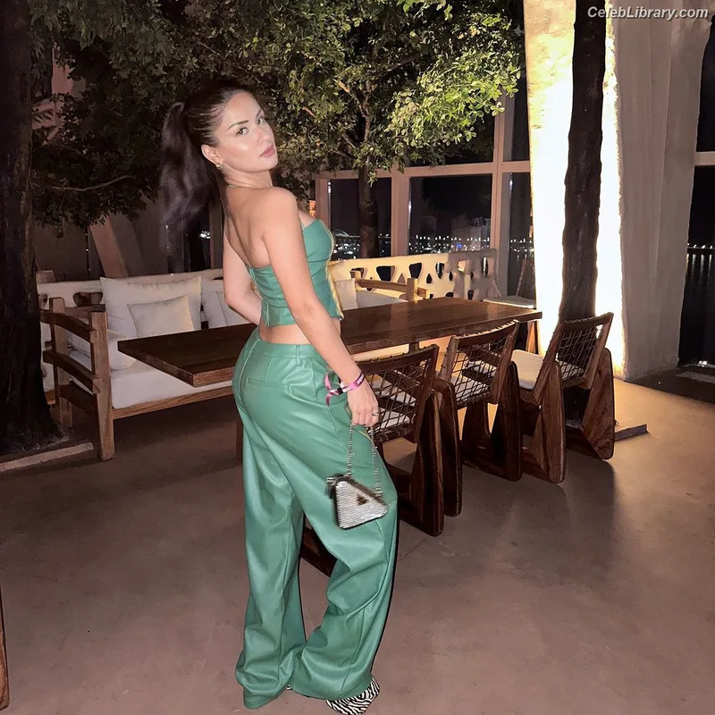 Avneet Kaur photo 21 of 1028