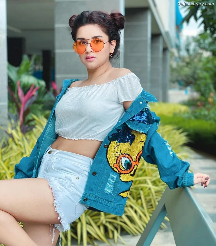 Avneet Kaur photo 5 of 1028