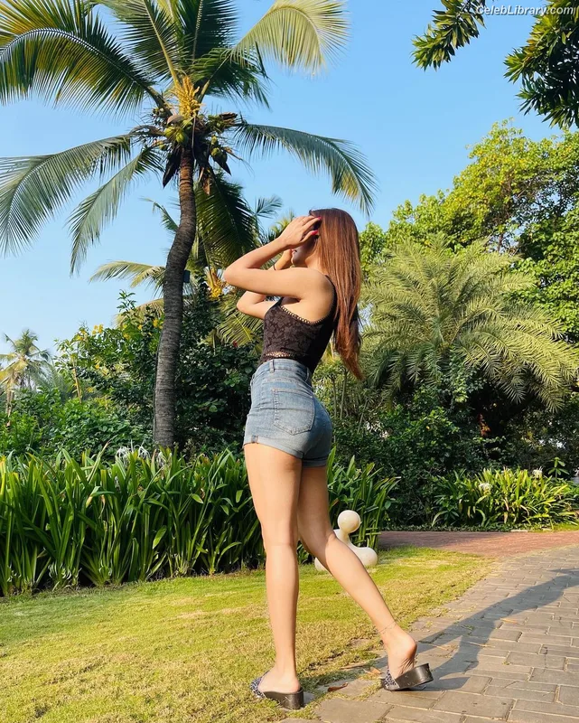 Avneet Kaur photo 7 of 1028