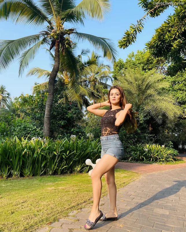 Avneet Kaur photo 9 of 1028