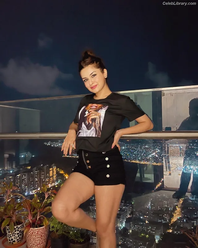 Avneet Kaur photo 21 of 1028