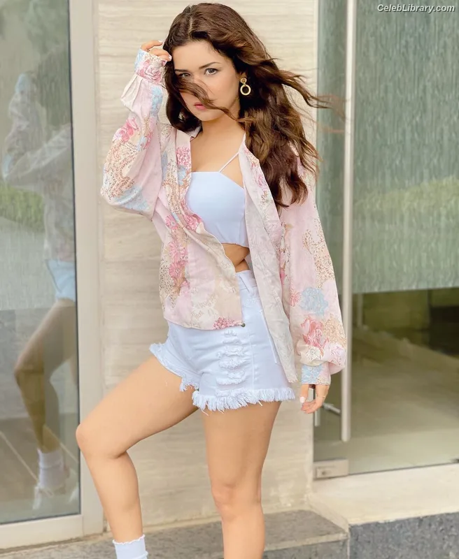 Avneet Kaur photo 1 of 1028