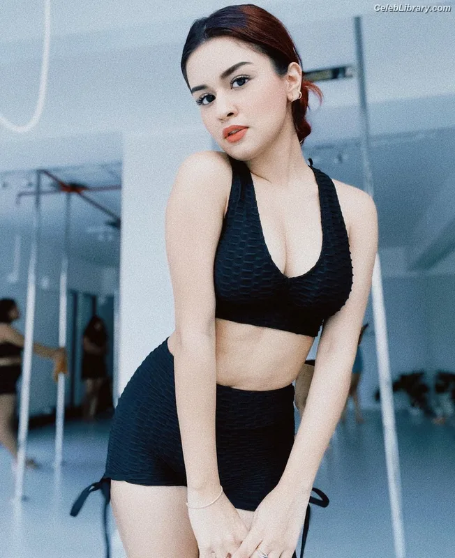 Avneet Kaur photo 7 of 1028
