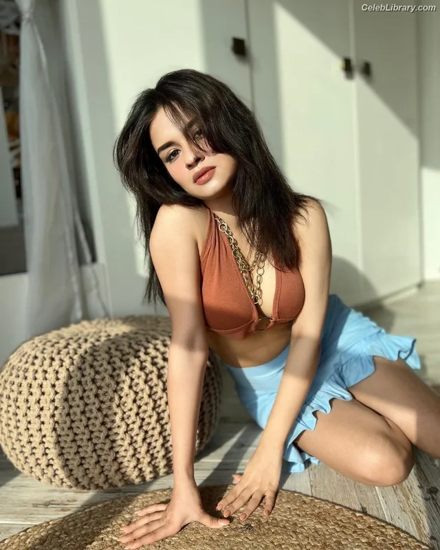 Avneet Kaur photo 2 of 1028