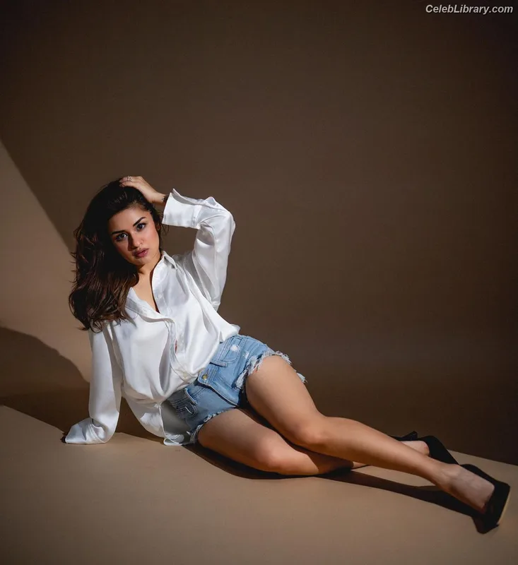 Avneet Kaur photo 11 of 1028