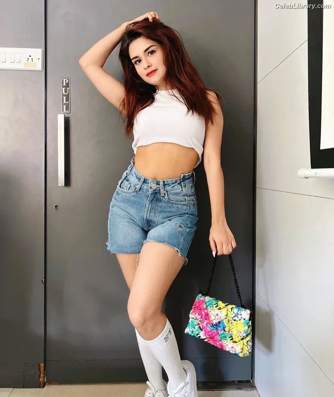 Avneet Kaur photo 12 of 1028