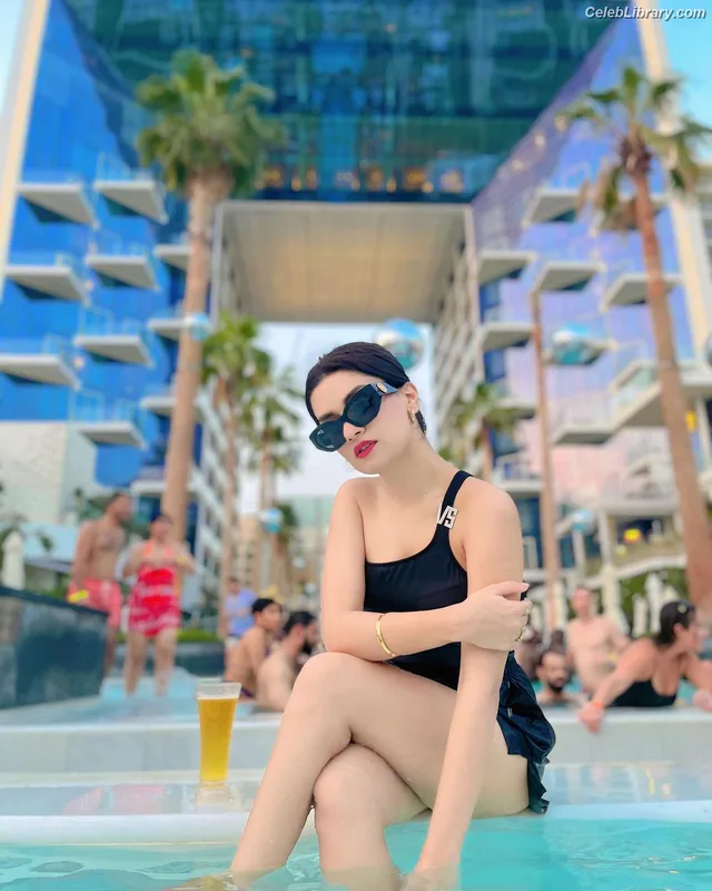 Avneet Kaur photo 2 of 1028