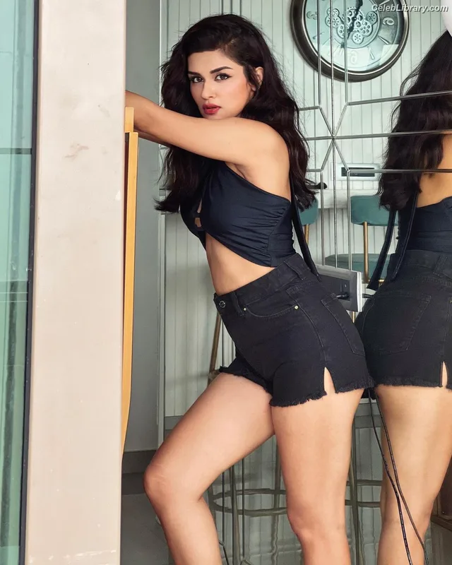 Avneet Kaur photo 4 of 1028
