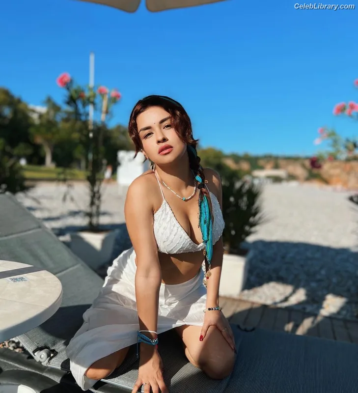 Avneet Kaur photo 10 of 1028