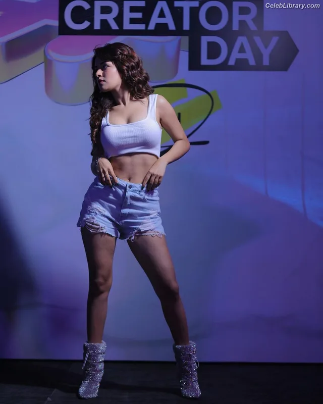 Avneet Kaur photo 21 of 1028