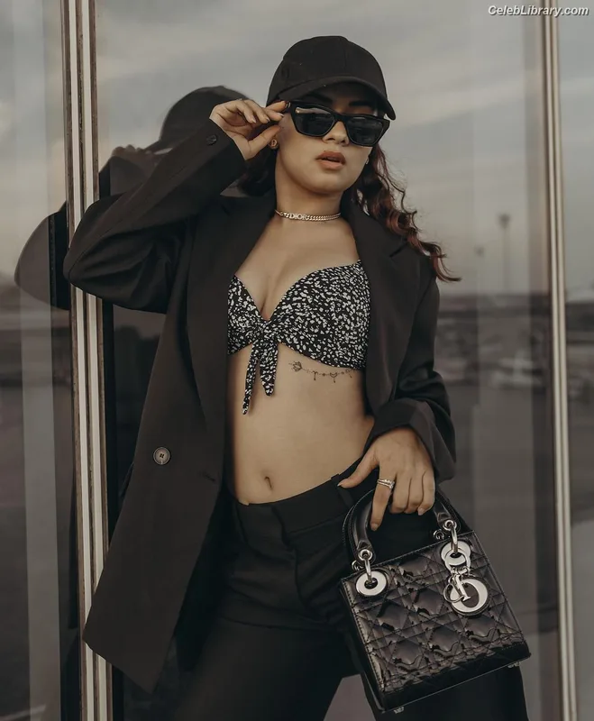 Avneet Kaur photo 2 of 1028