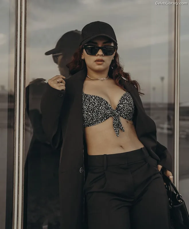 Avneet Kaur photo 4 of 1028