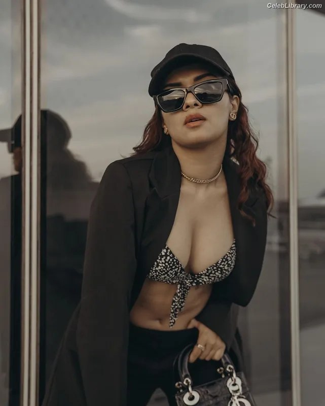 Avneet Kaur photo 7 of 1028