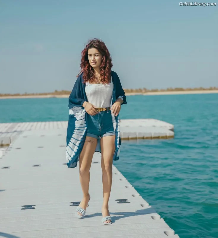Avneet Kaur photo 16 of 1028